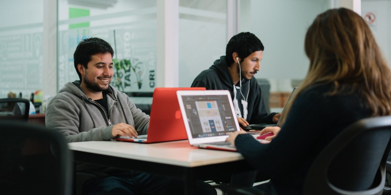 Jóvenes desarrollan la primera red de trabajo remoto en tecnología que une a empleadores y especialistas del país