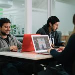 Jóvenes desarrollan la primera red de trabajo remoto en tecnología que une a empleadores y especialistas del país