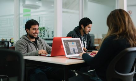 Jóvenes desarrollan la primera red de trabajo remoto en tecnología que une a empleadores y especialistas del país